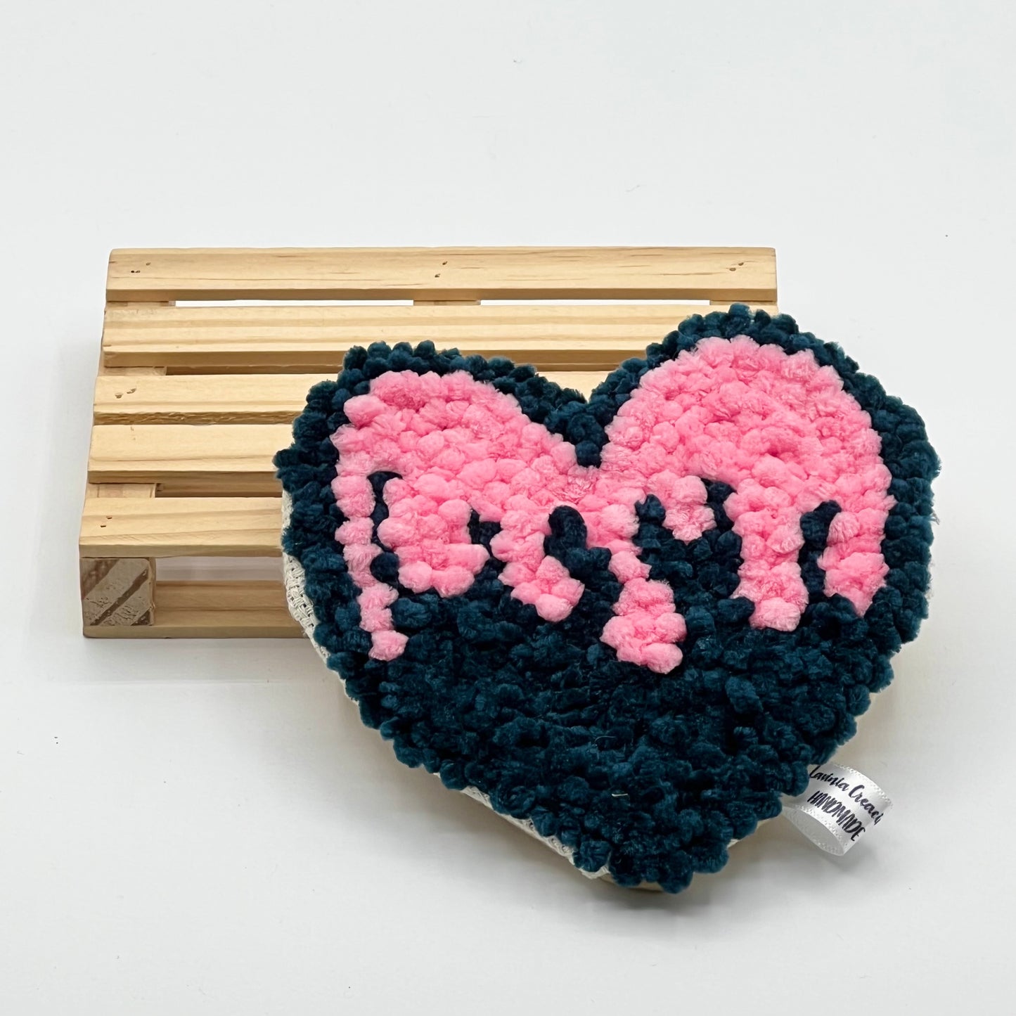 Posavasos punch needle corazón llamas azul - Shikworks