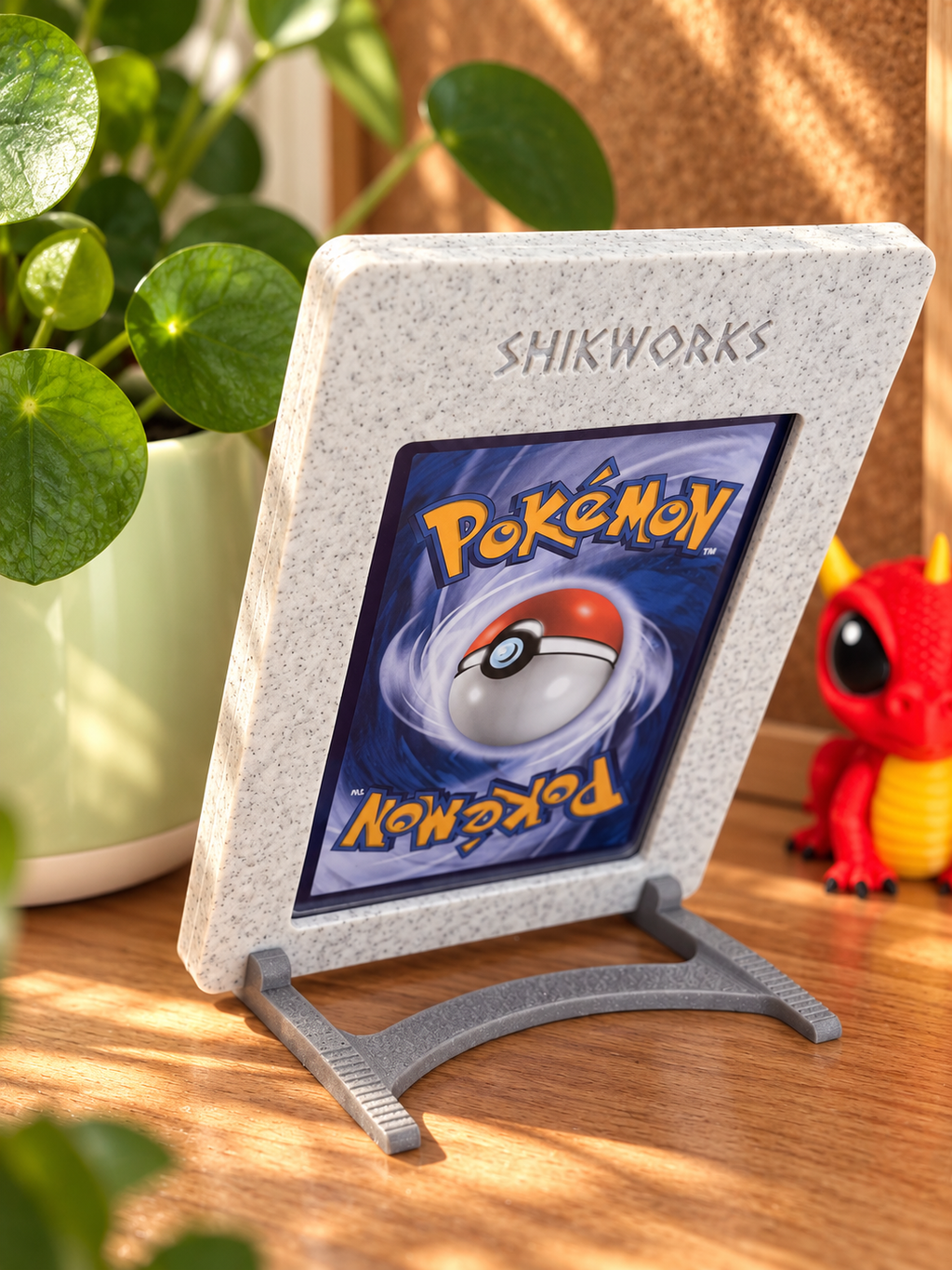 Parte trasera del expositor SHIKWORKS con soporte magnético para cartas coleccionables
