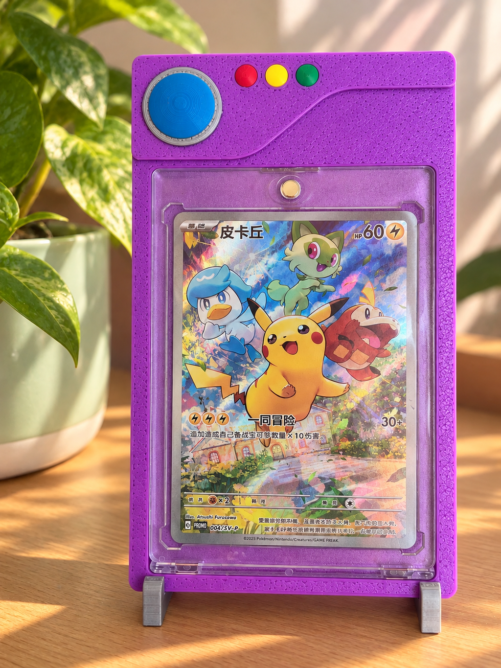 Soporte de sobremesa para cartas Pokémon TCG tipo Pokédex en morado brillante fabricado en impresión 3D