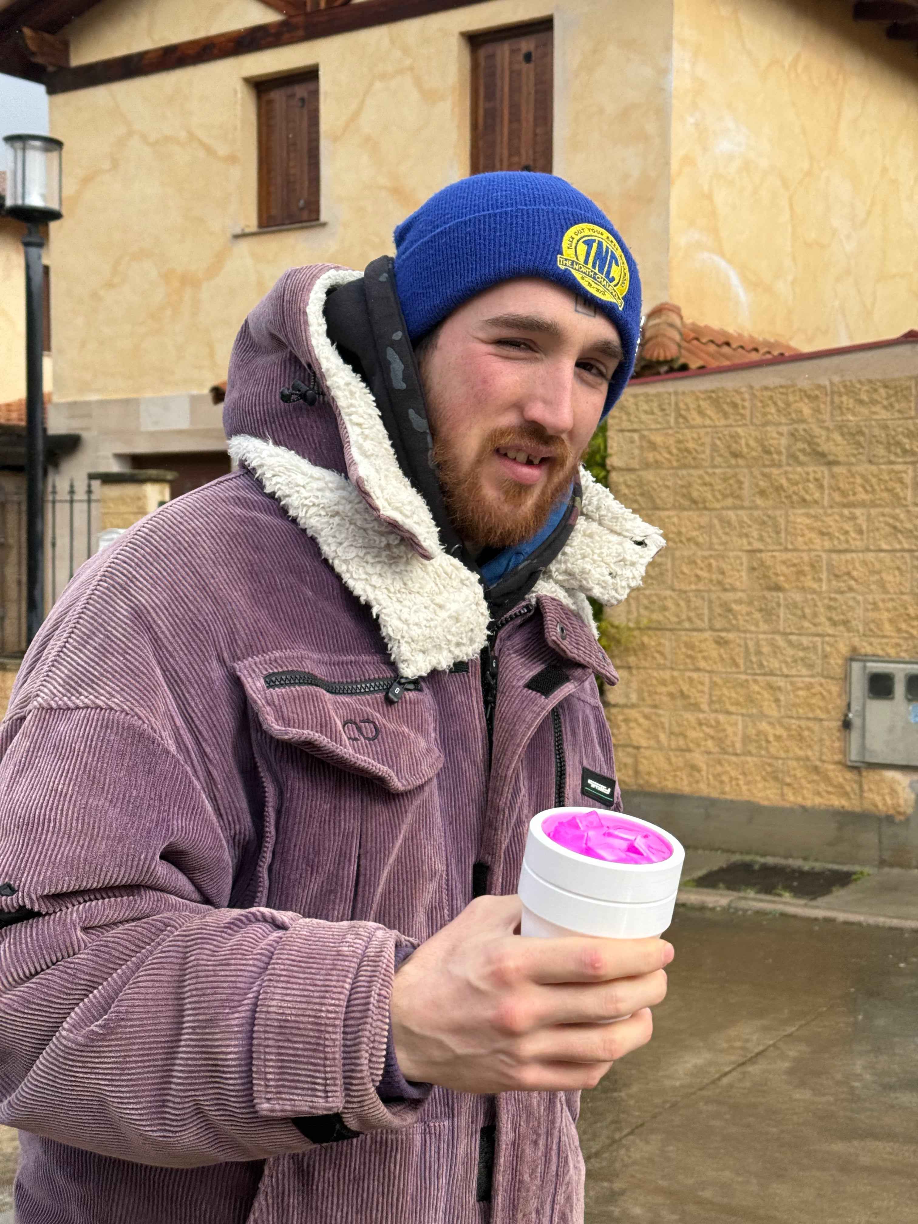 Vaso decorativo con compartimento oculto | Diseño realista