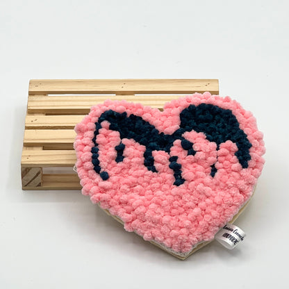 Posavasos punch needle corazón llamas rosa - Shikworks