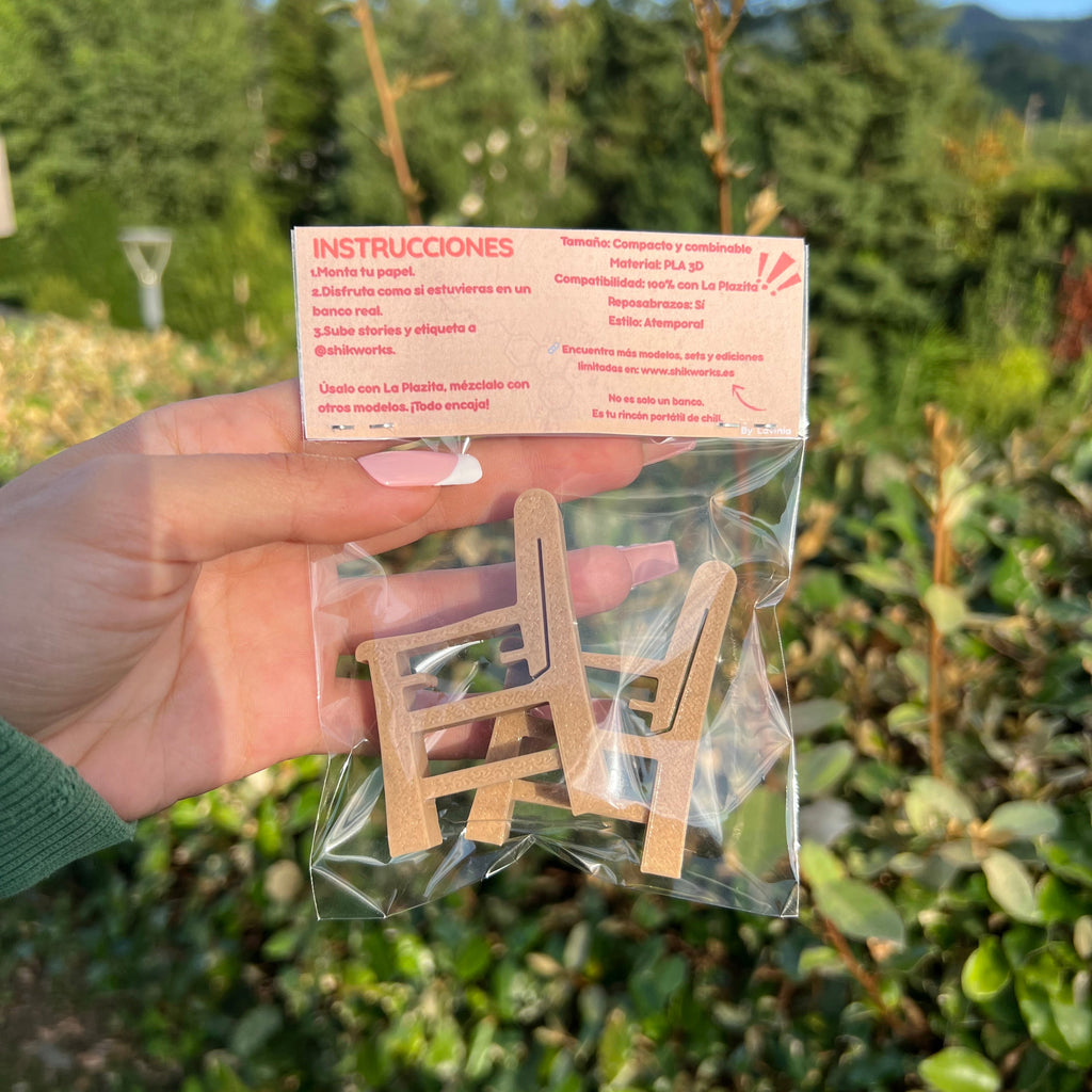 Banco Marrón Benchroll – Accesorio oficial para La Plazita - Shikworks