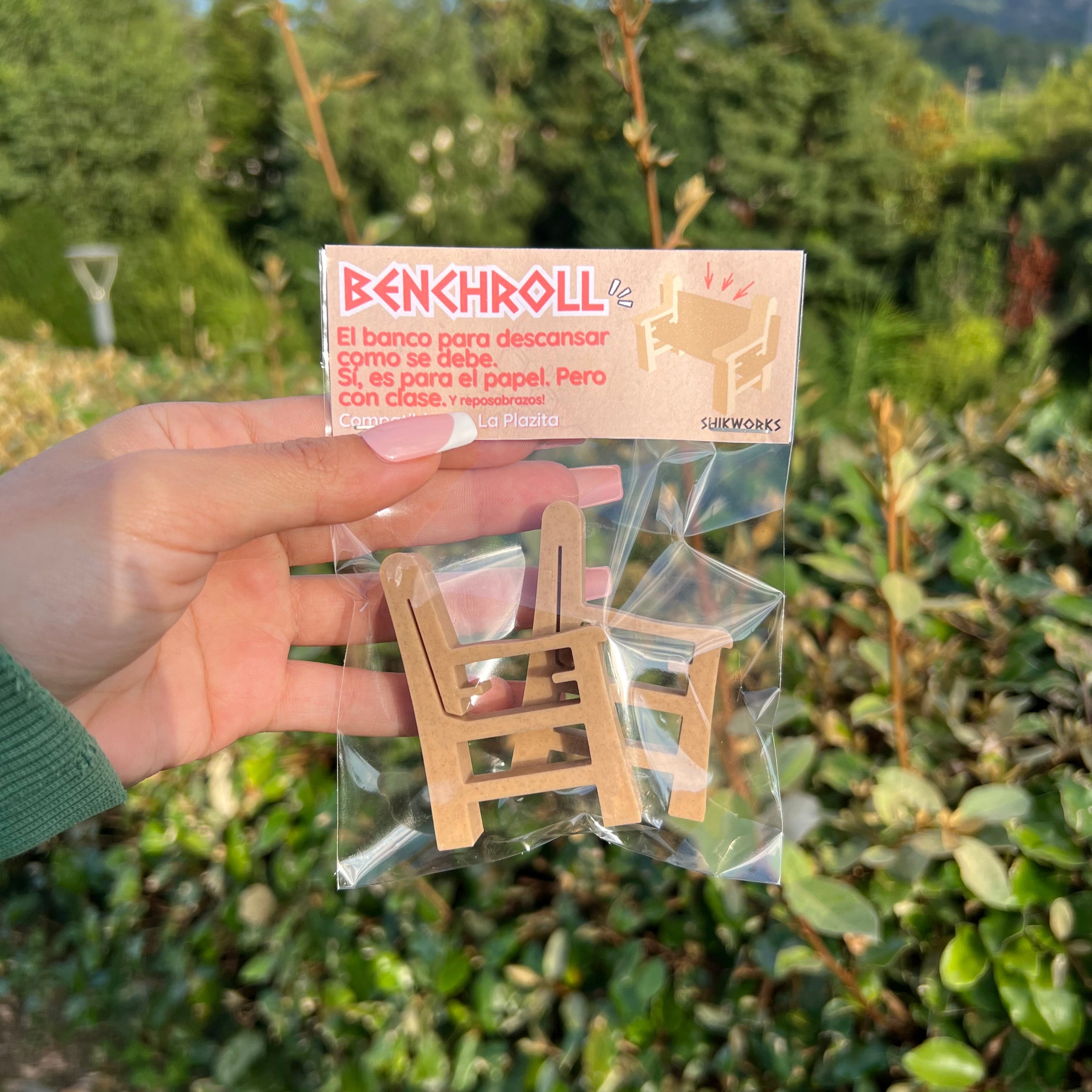 Banco Marrón Benchroll – Accesorio oficial para La Plazita - Shikworks