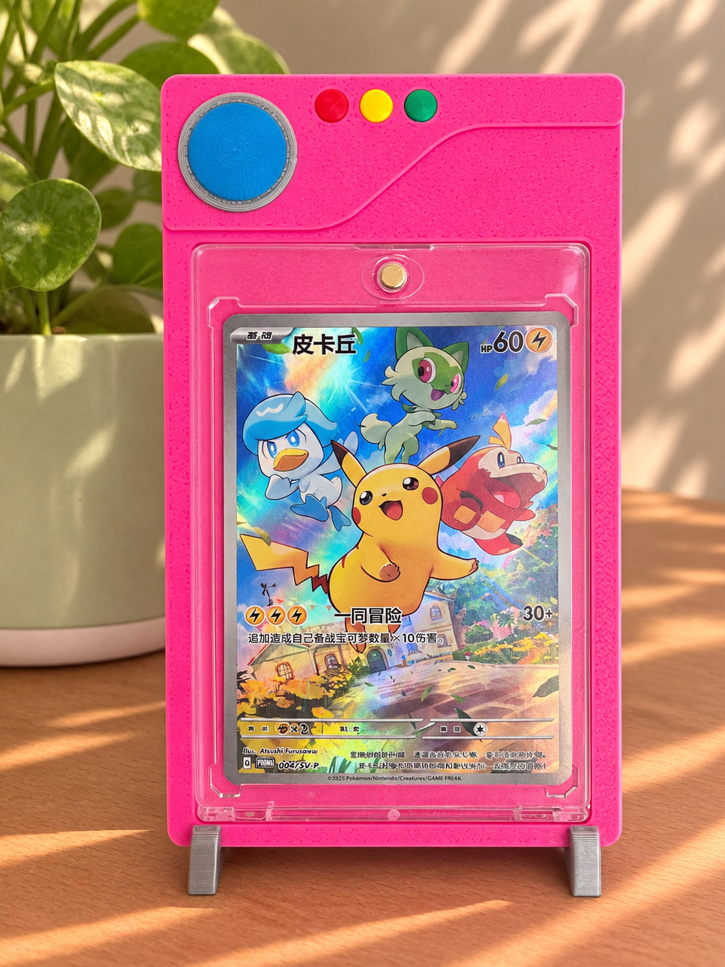 Expositor para cartas Pokémon TCG tipo Pokédex en rosa fucsia con marco transparente y soporte gris